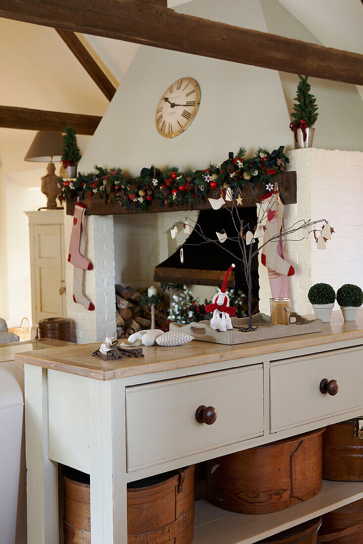 Bemalter Tisch mit Weihnachtsdekoration in einer umgebauten Scheune