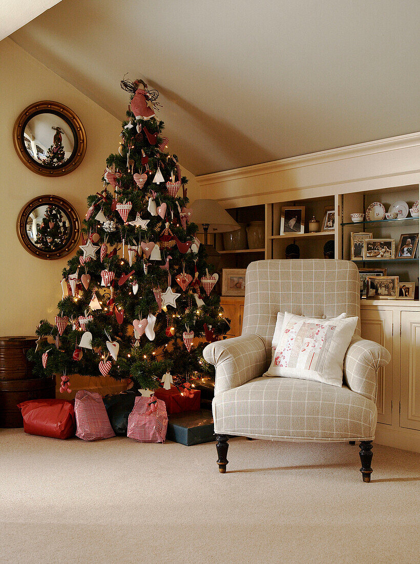 Eingepackte Geschenke unter einem Weihnachtsbaum in einer umgebauten Scheune