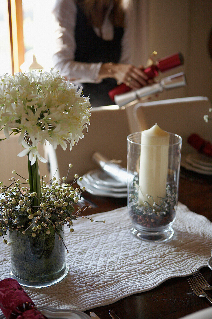 Frau platziert Kekse auf einem Tisch mit Blumenschmuck