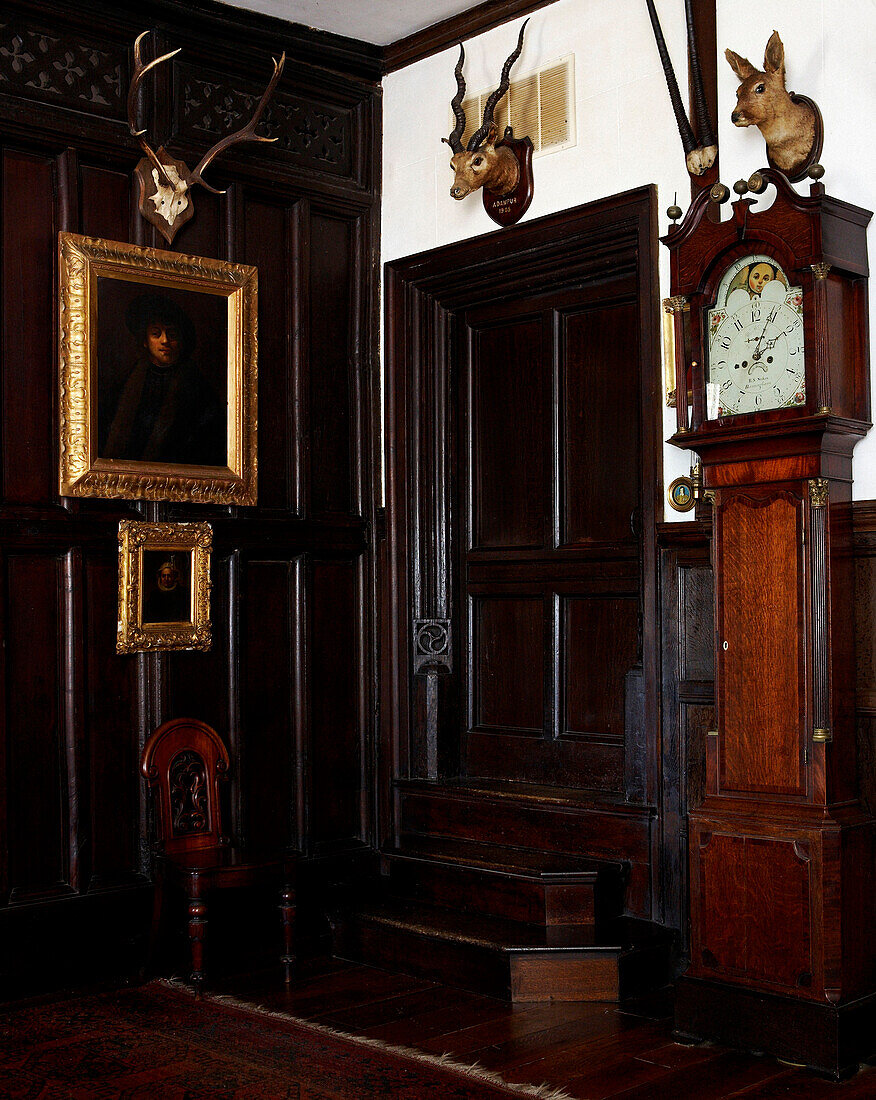 Kunstwerk und Uhr am Eingang eines unter Denkmalschutz stehenden elisabethanischen Herrenhauses in Kent