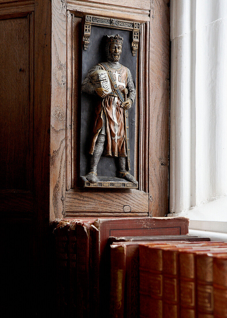 Geschnitzte Figur im Fenster eines unter Denkmalschutz stehenden elisabethanischen Herrenhauses in Kent