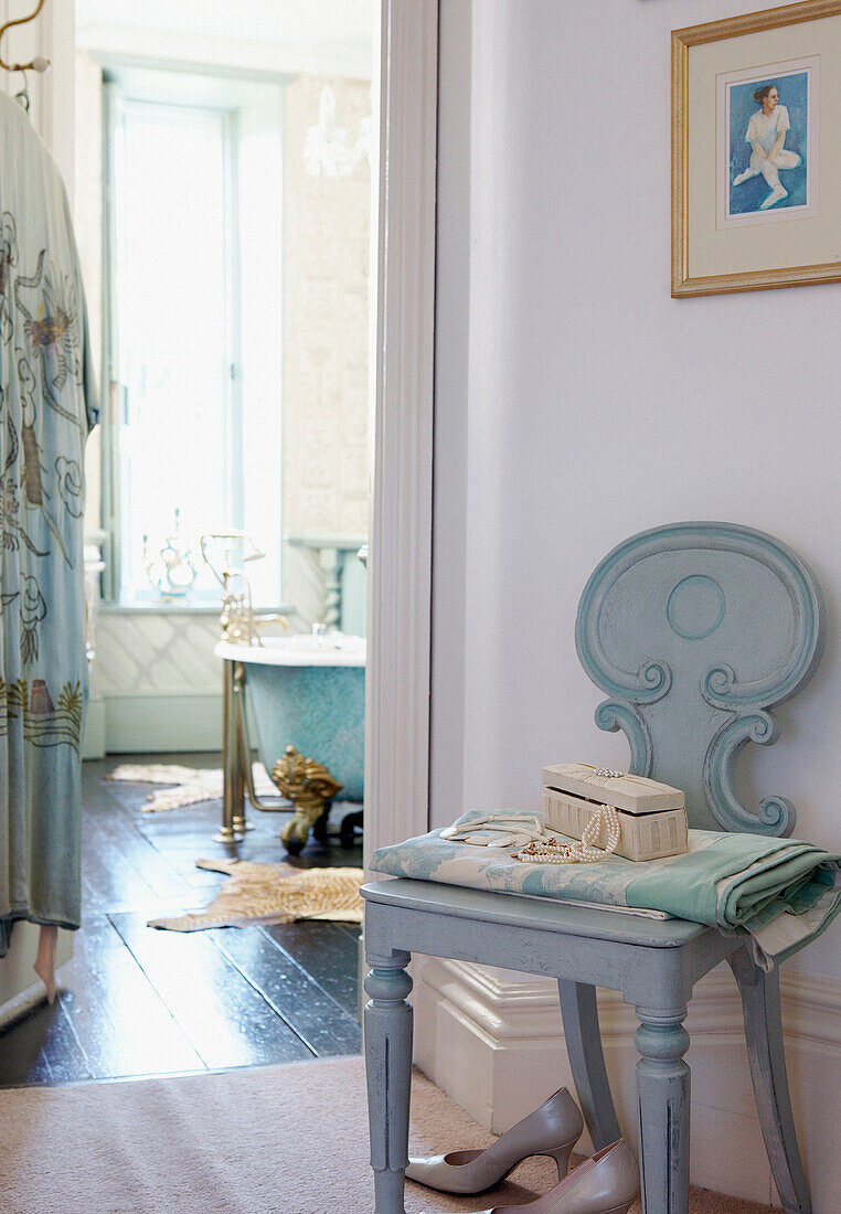 Bemalter Stuhl am Eingang zu einem Badezimmer in einem unter Denkmalschutz stehenden elisabethanischen Herrenhaus in Kent
