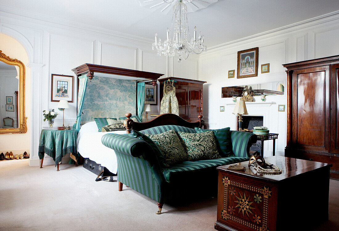 Möbelgarnitur und grünes Sofa im Schlafzimmer eines unter Denkmalschutz stehenden elisabethanischen Herrenhauses in Kent