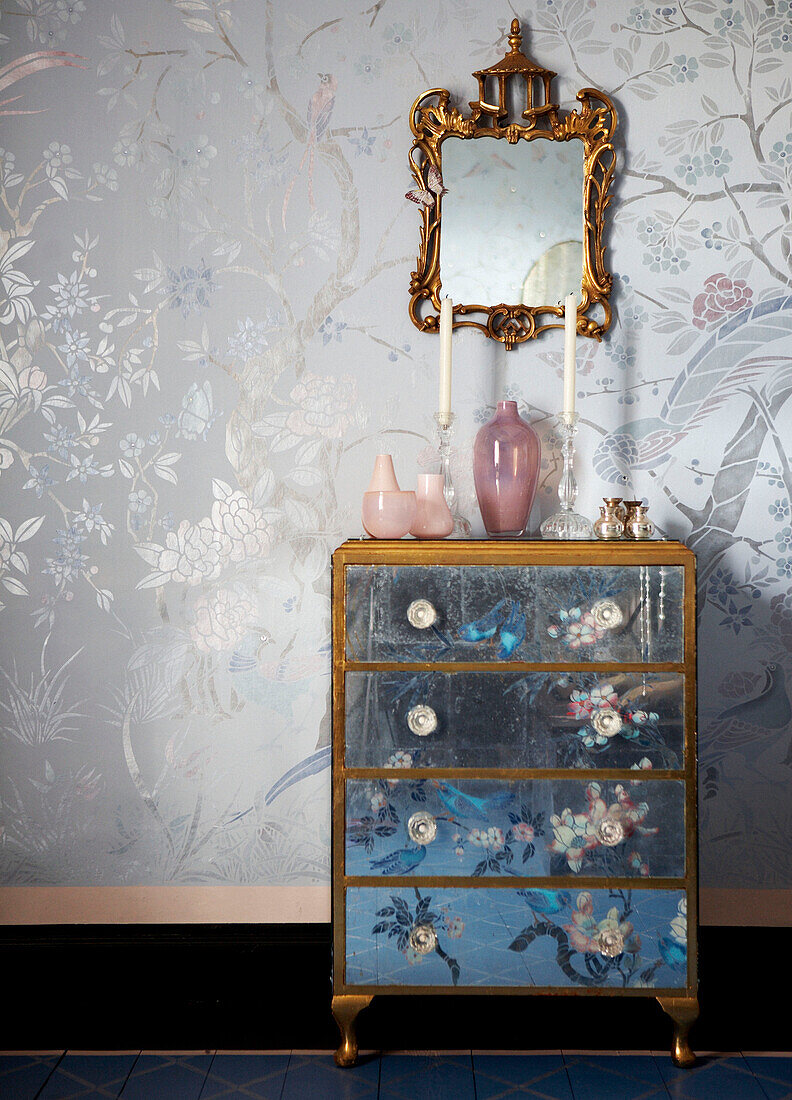 Orientalisches Muster auf Kommode unter goldgerahmtem Spiegel