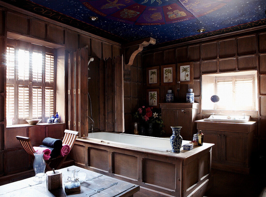 Getäfeltes Badezimmer mit Sternzeichen an der Decke in einem georgianischen Bauernhaus
