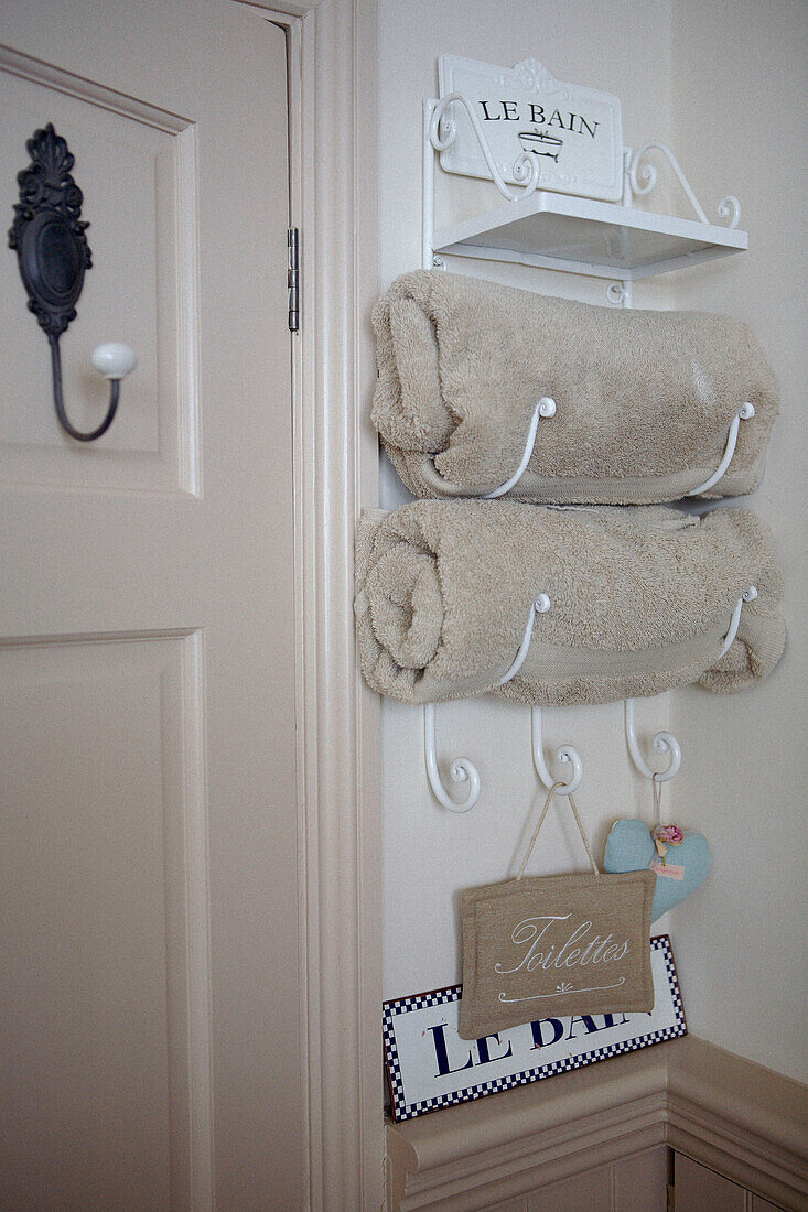 Gerollte Handtücher in einem wandmontierten Badezimmerschrank