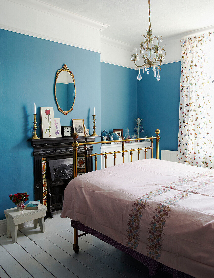 Messingbett mit Kronleuchter im türkisfarbenen Schlafzimmer eines edwardianischen Reihenhauses in Gateshead
