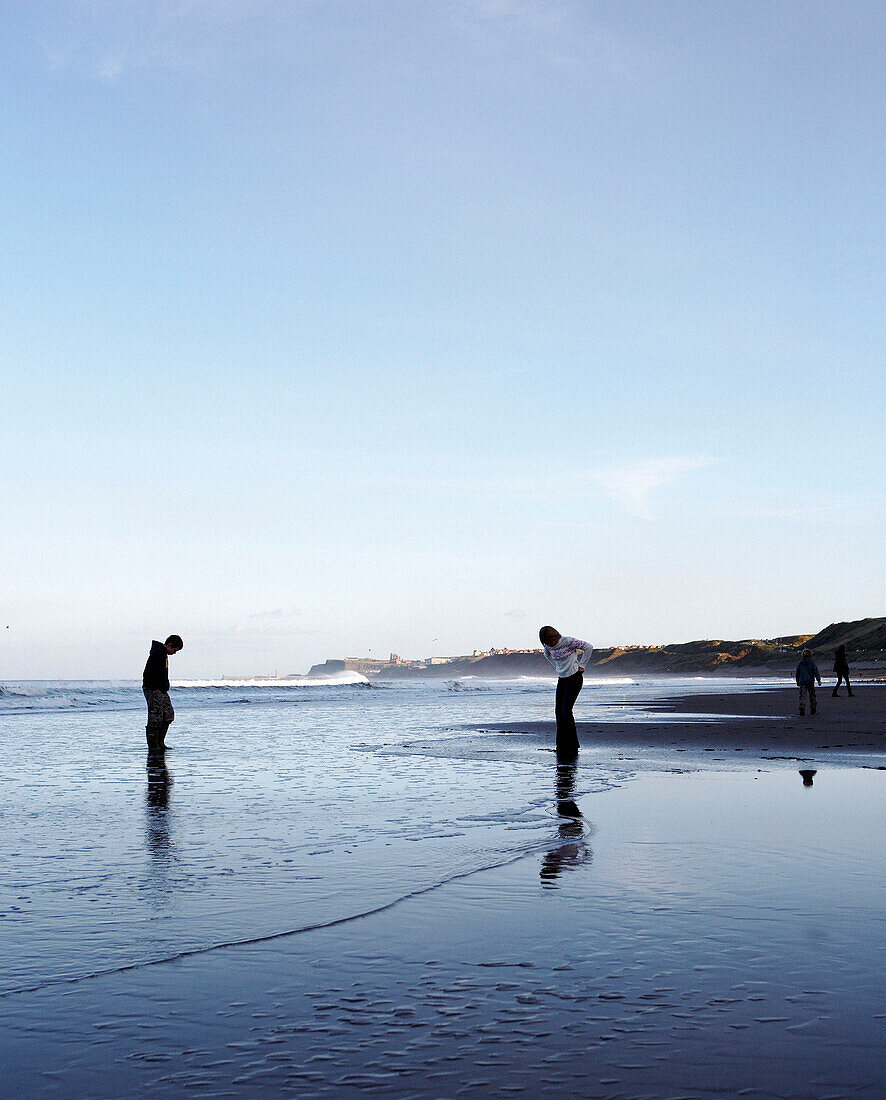 Teenager bei Ebbe an einem britischen Strand