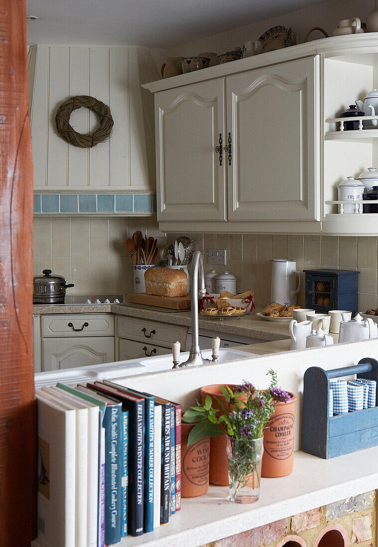 Weiße Küche mit pastellblauen Accessoires
