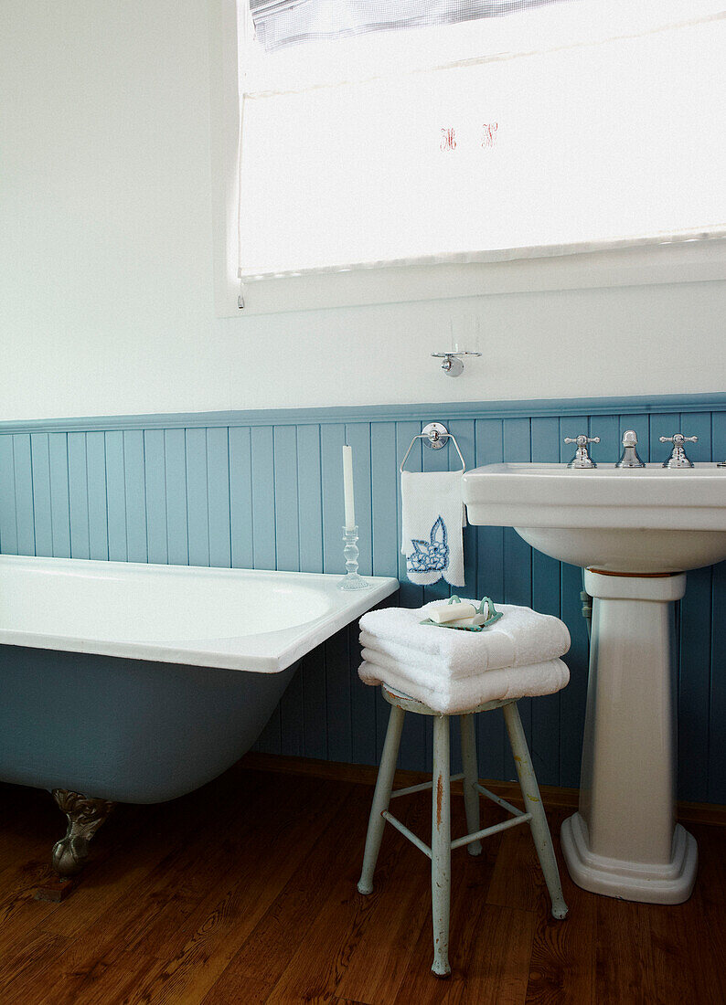 Klauenfußbadewanne und türkisfarbene Vertäfelung im Badezimmer eines Hauses in Wairarapa auf der Nordinsel Neuseelands