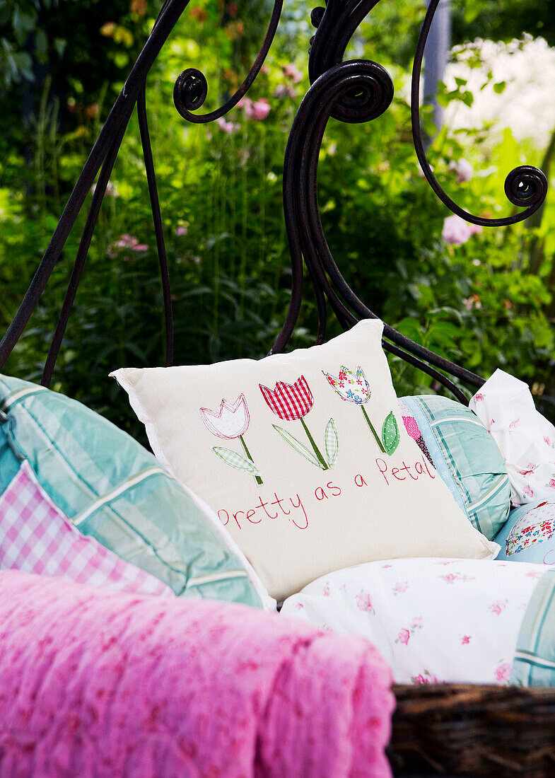 Personalisierte Kissen auf einer Liege im Garten
