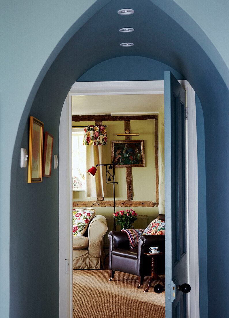 Blick durch eine offene Tür vom Flur zum Wohnzimmer