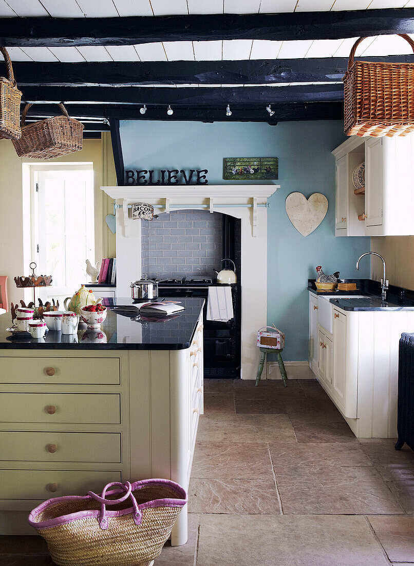 Küche im Landhausstil mit Marmor-Arbeitsplatten in einem Yorkshire-Cottage