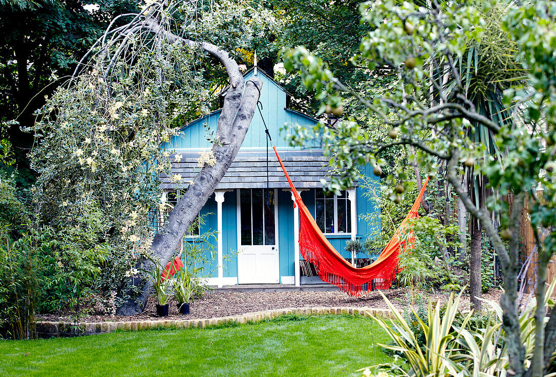 Hammock and summerhouse in London garden