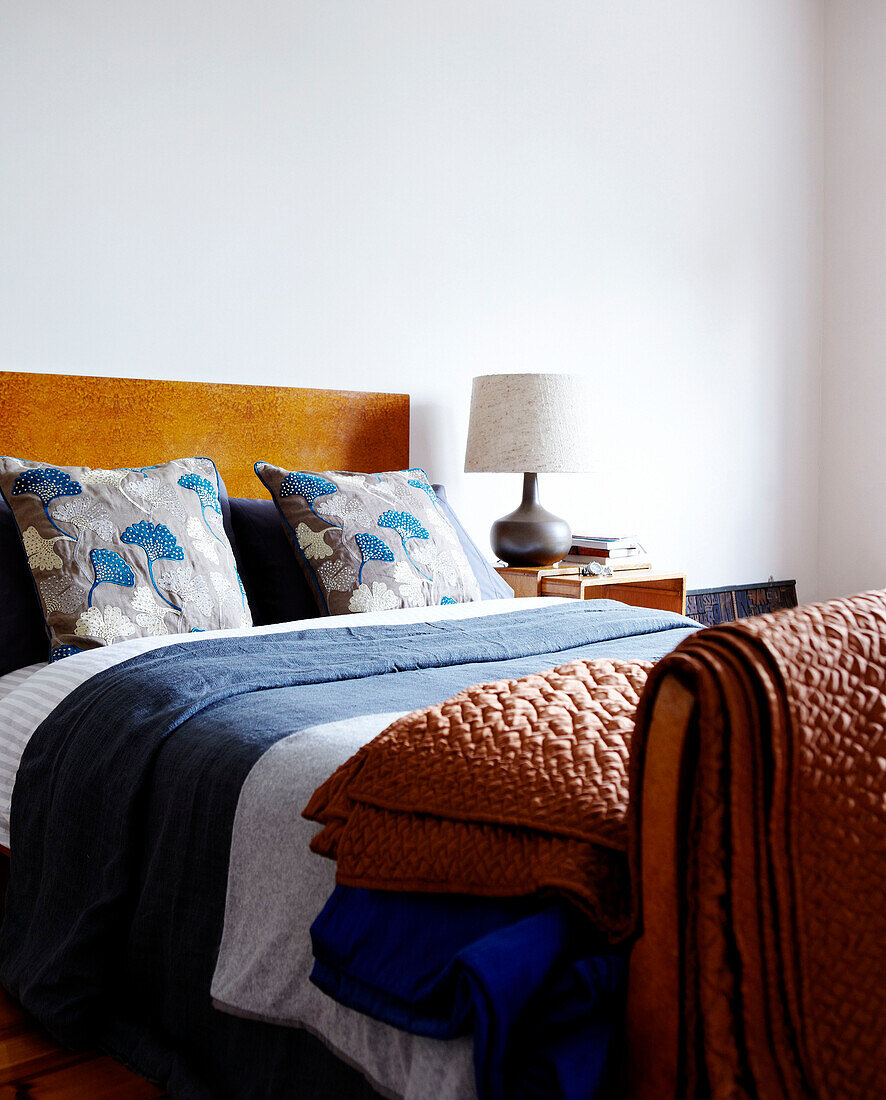 Floral gemusterte Kissen und Bettwäsche auf einem Doppelbett in einem Londoner Haus