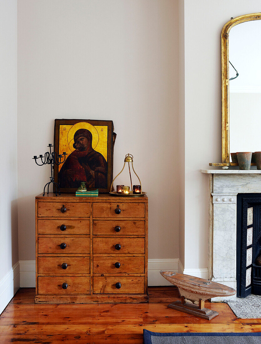 Religiöses Kunstwerk auf einem hölzernen Schubladenset in einem Londoner Haus