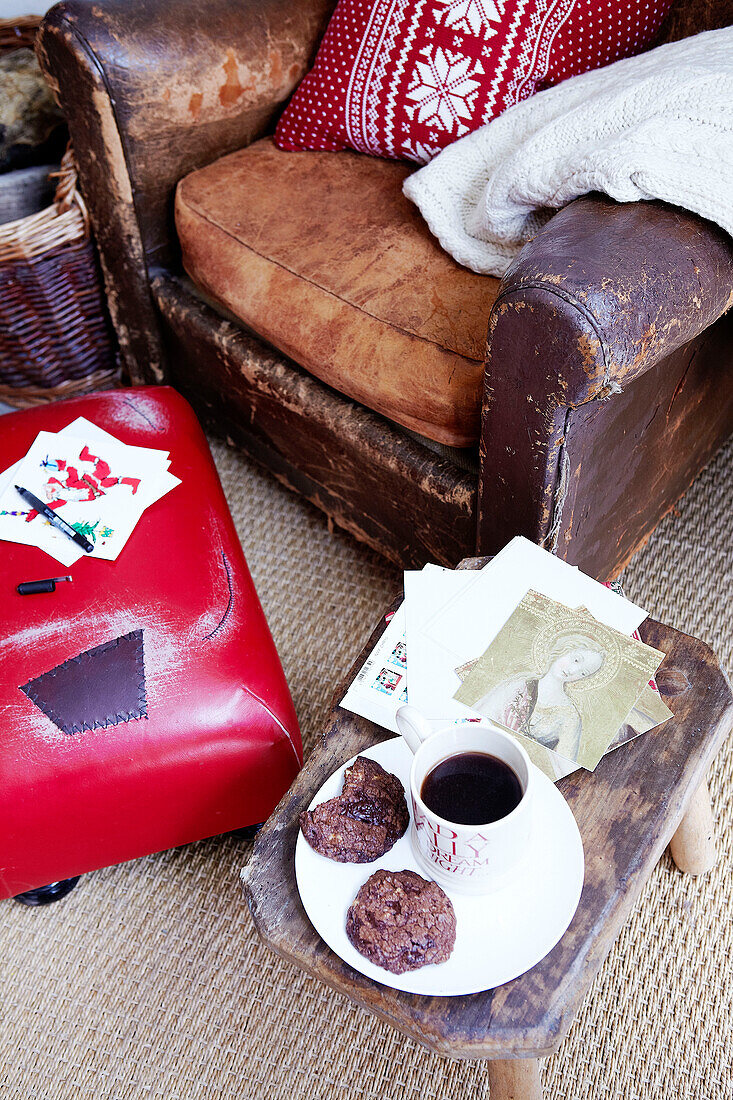 Brauner Ledersessel mit Weihnachtskarten, Kaffee und Keksen