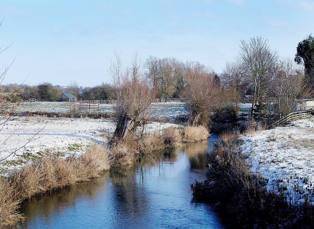 Ein Bach fließt durch eine Winterlandschaft