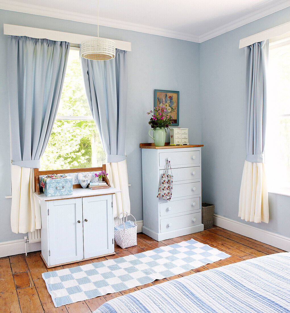 Bemalte Möbel und Fensterdetails in einem frischen blauen Schlafzimmer