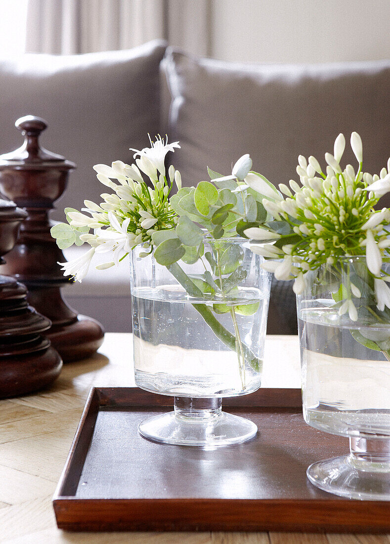 Schnittblumen und polierte Schachfiguren mit Holztablett in einem Landhaus