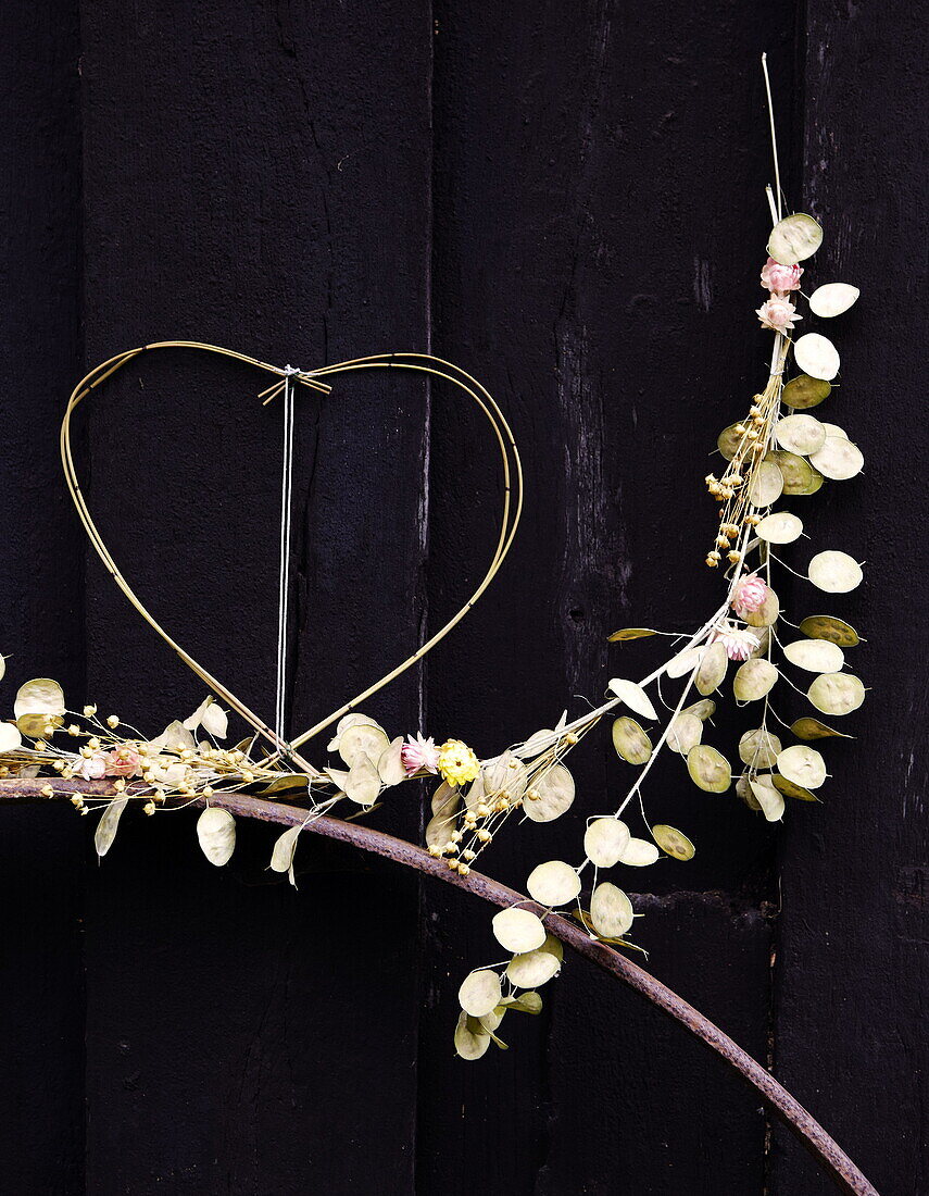 Herzform und getrocknete Blumen Honesty (Lunaria annua) Essex England UK