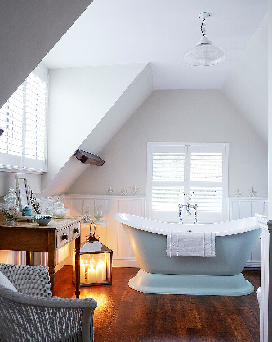 Lamellenvorhänge im Badezimmer im Dachgeschoss mit freistehender Badewanne