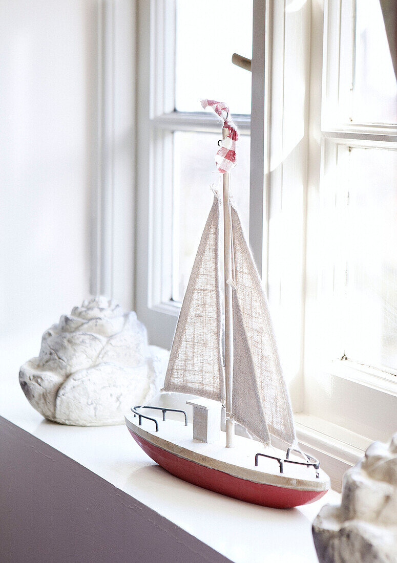 Modellboot auf sonnenbeschienener Fensterbank