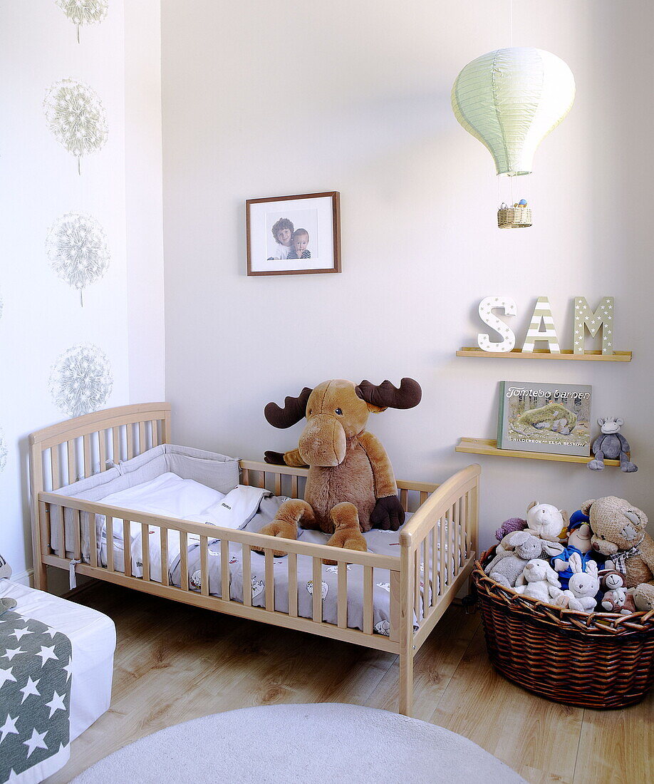 Kuscheltiere und Kinderbett im Kinderzimmer City of Bath Somerset, England, UK