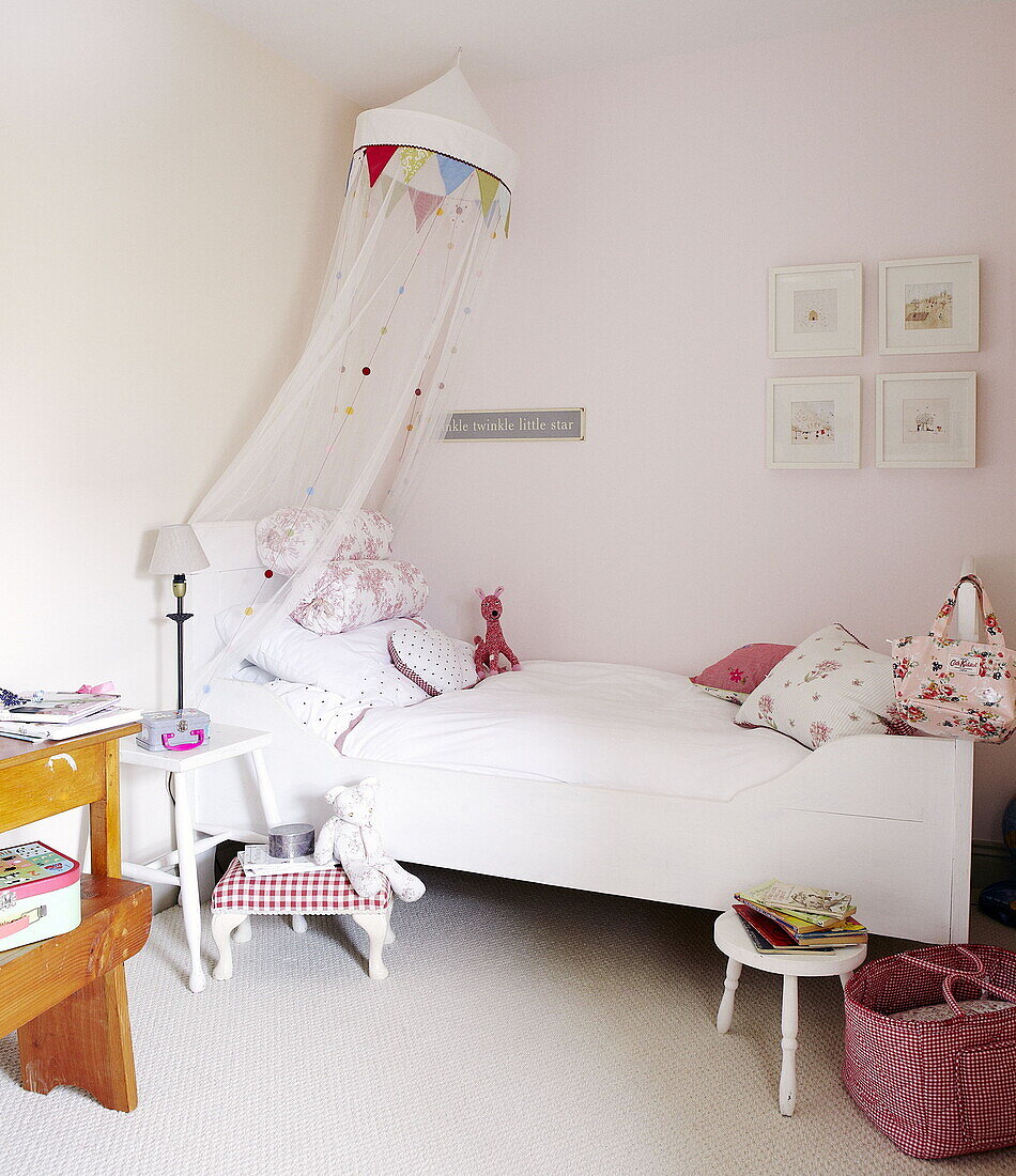 Mädchenzimmer mit Betthimmel in einem Familienhaus in Durham, England UK