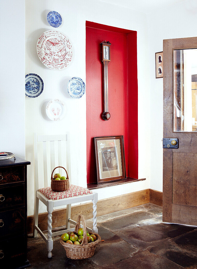 Eingangsflur mit roter Vertiefung und dekorativen Platten