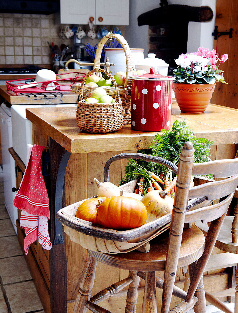 Gemüse und Obst auf hölzerner Kücheninsel-Arbeitsplatte