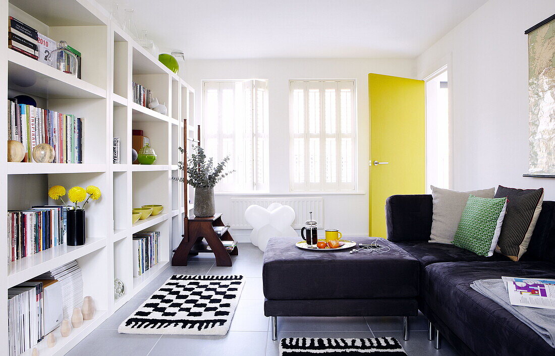 Gelbe und grüne Akzentfarben im Wohnzimmer in Newcastle England UK