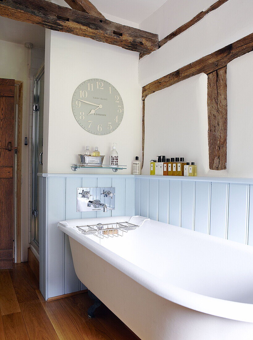 Freistehende Rolltop-Badewanne in einem Bauernhaus mit Holzrahmen Forest Row Surrey England UK