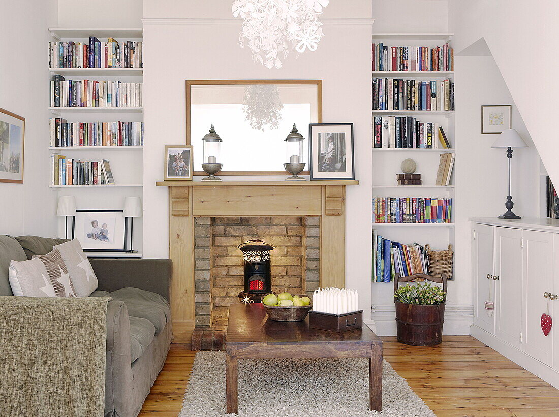 Weißer Schonbezug auf Sofa unter Schriftzug 'CALM' im Wohnzimmer eines Hauses in City of Bath Somerset, England, UK