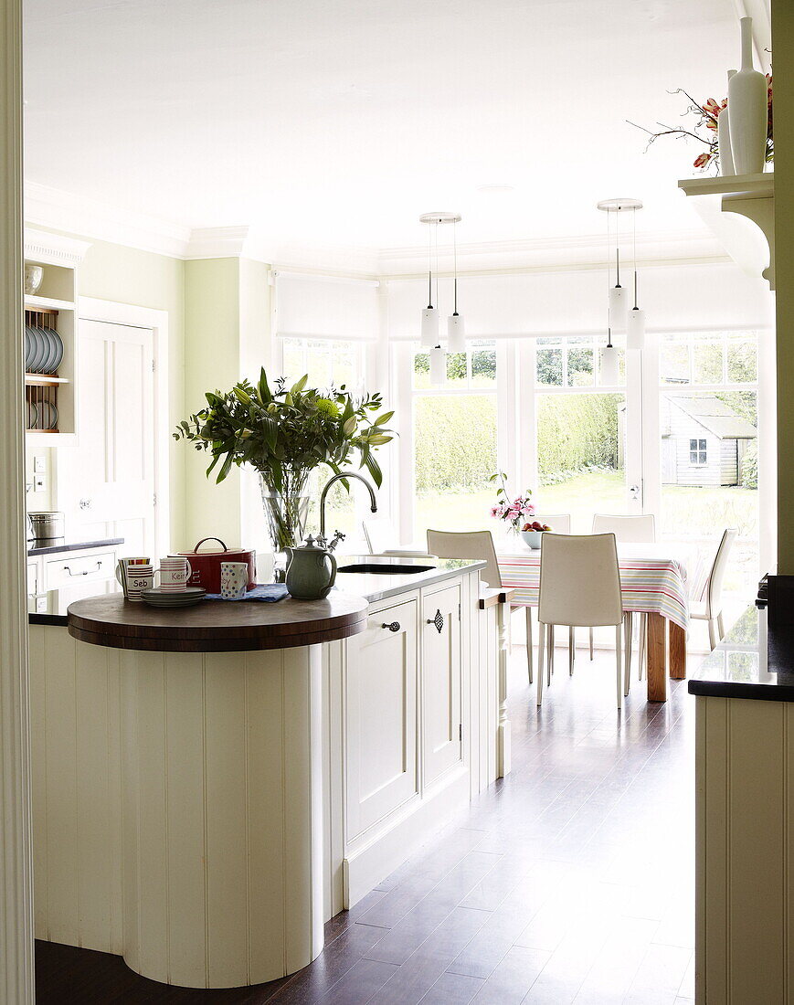 Schnittblumen auf Arbeitsplatte in offener Küche in Harrogate home Yorkshire England UK