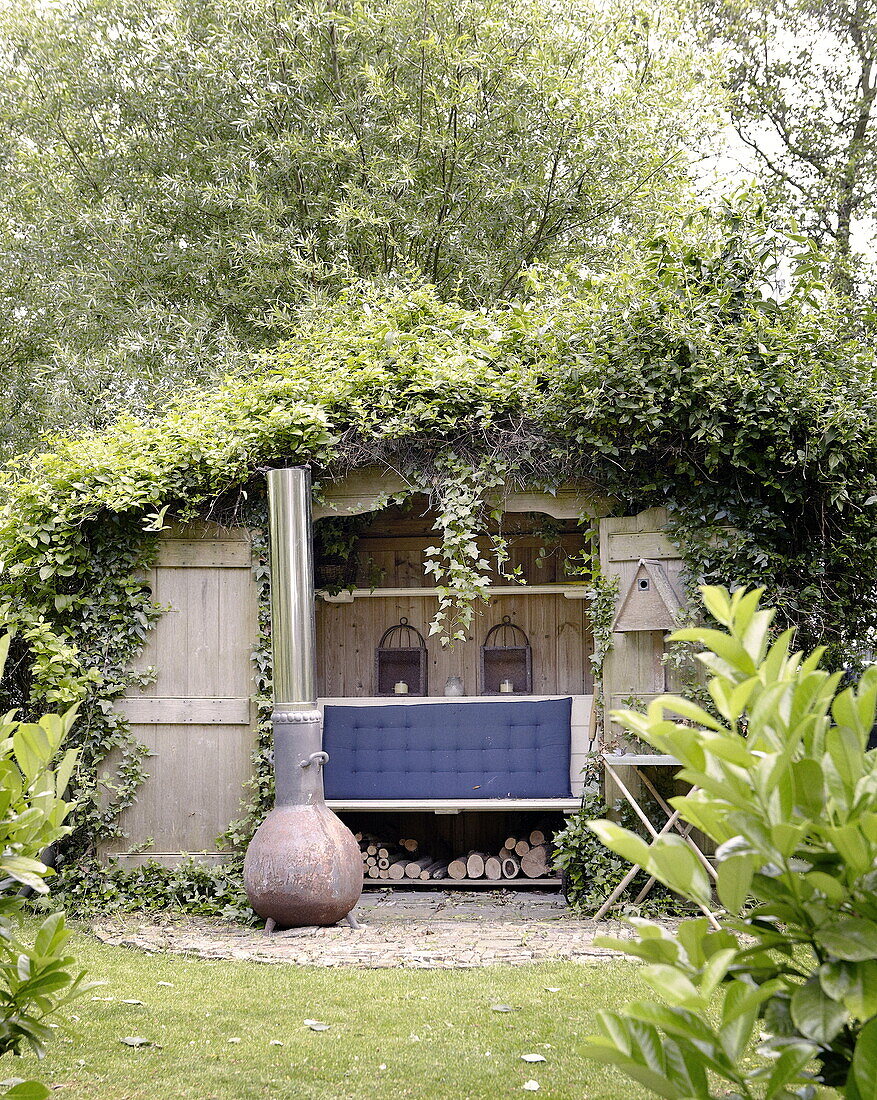 Zugewachsenes Gartenhaus in Abbekerk in der niederländischen Provinz Nordholland in der Gemeinde Medemblik
