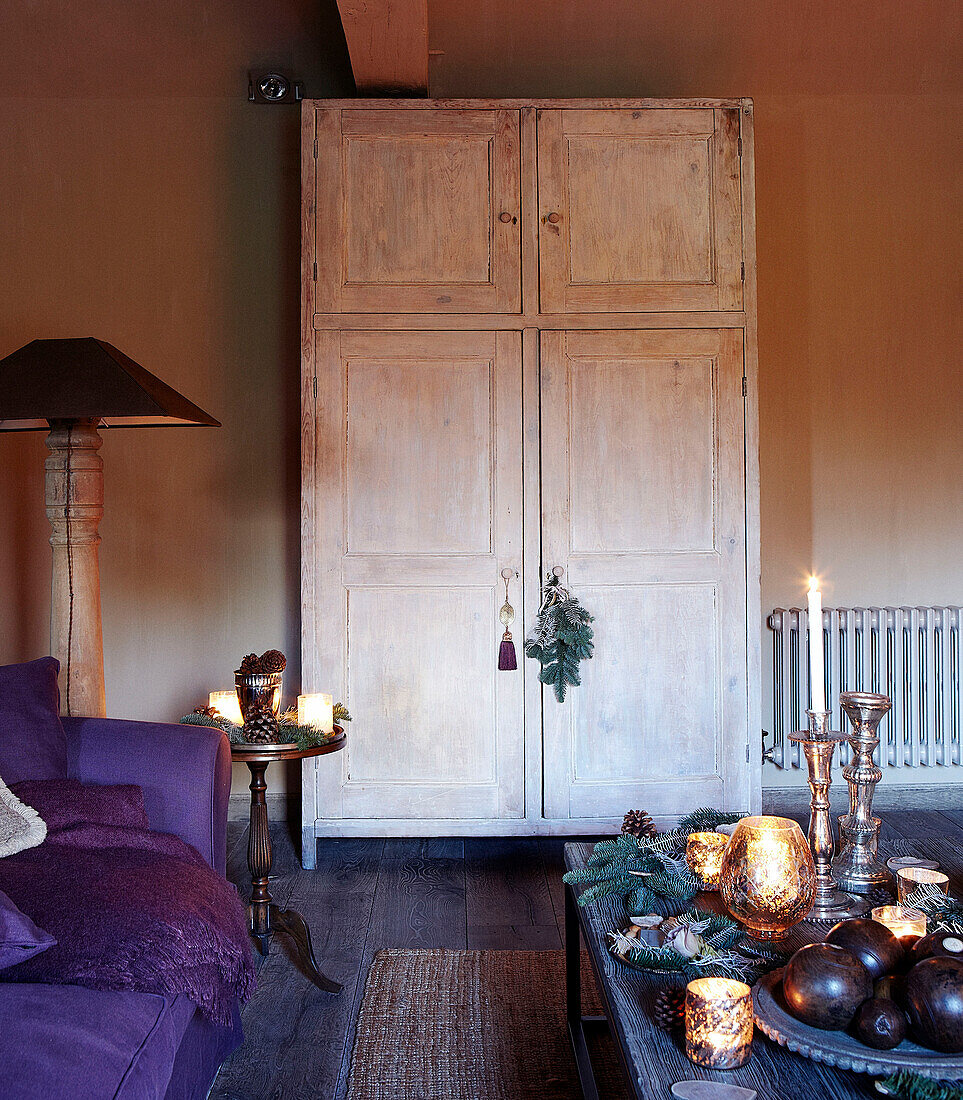 Lila Sofa mit wiederverwertetem Schrank in einem festlichen Haus in Oxfordshire, England, UK