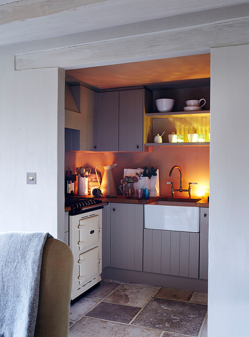 Kleine Küche mit Kerzenlicht in einem festlichen Haus in Oxfordshire, England, Vereinigtes Königreich