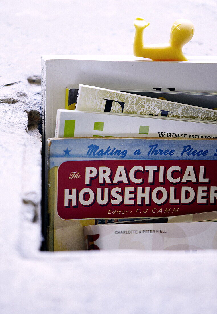 Plastikspielzeug und Zeitschriften in einem Londoner Familienhaus UK