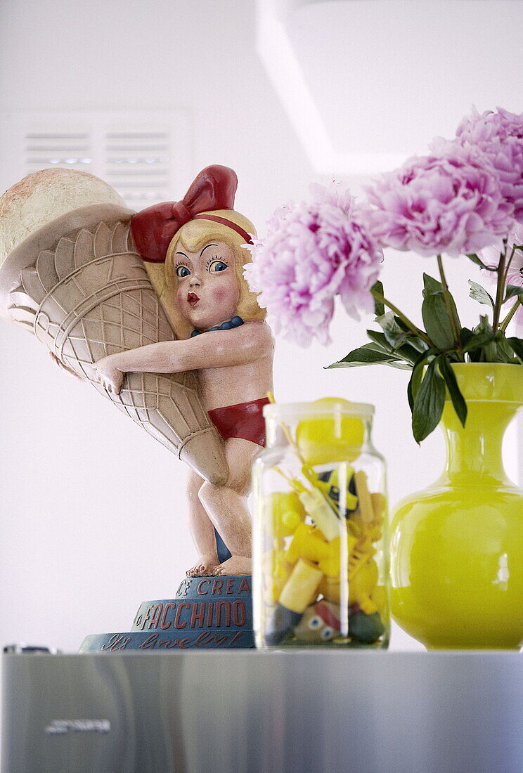 Neuartiges Ornament und Schnittblumen mit Vorratsglas in der Küche eines Einfamilienhauses in London UK