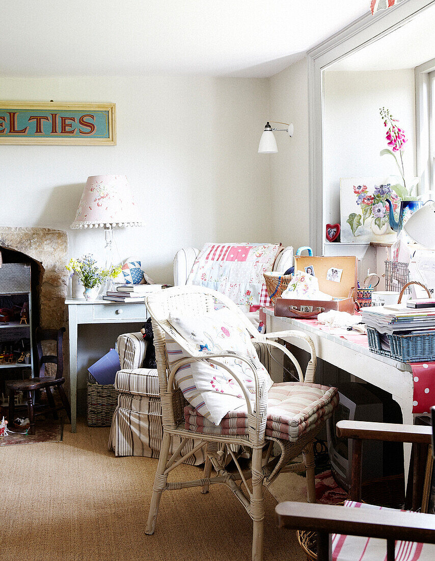 Stuhl am Schreibtisch im Arbeitszimmer eines Bauernhauses in Oxfordshire, England, UK