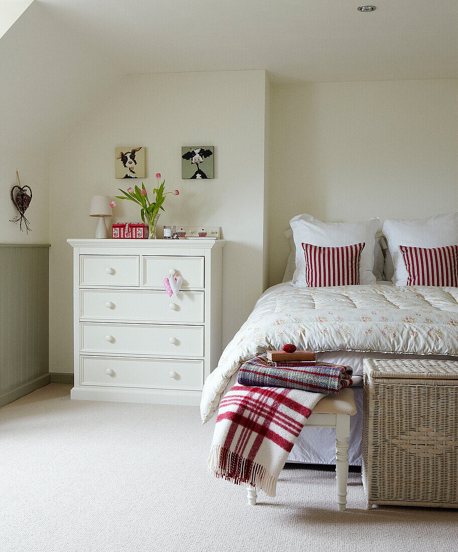 Weiße Kommode am Bett in einem Haus in Oxfordshire, England, UK