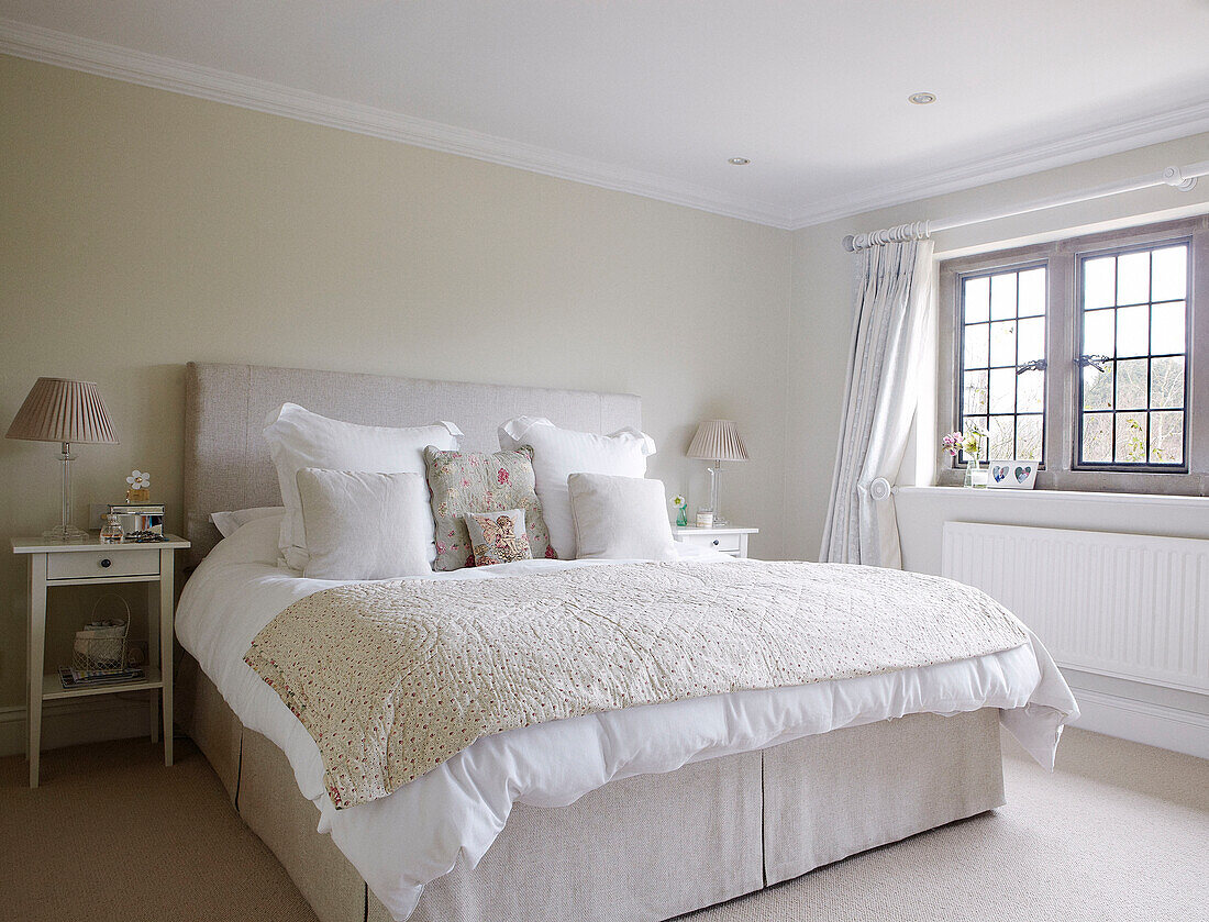 Doppelbett in einem Zimmer mit Bleiglasfenster in einem Haus in Oxfordshire, England, UK
