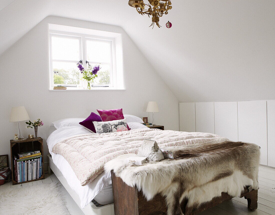 Doppelbett am Fenster ohne Vorhang mit Nachttischkiste in einem modernen Landhaus in Oxfordshire, England, UK