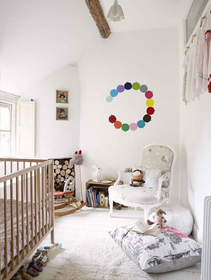 Farbenfrohe Wanddekoration im Kinderzimmer eines modernen Landhauses in Oxfordshire, England, UK