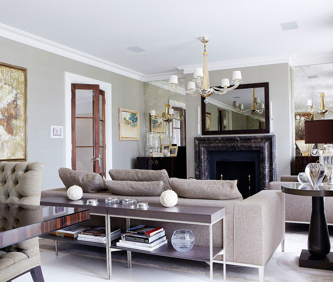 Konsolentisch und Sofa mit Marmorkamin im Salon eines klassischen Londoner Hauses, England, UK