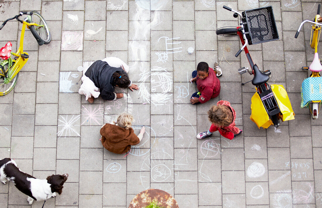 Frau und Kinder mit Hund, Zeichnung in einer Fußgängerzone in Amsterdam, Niederlande