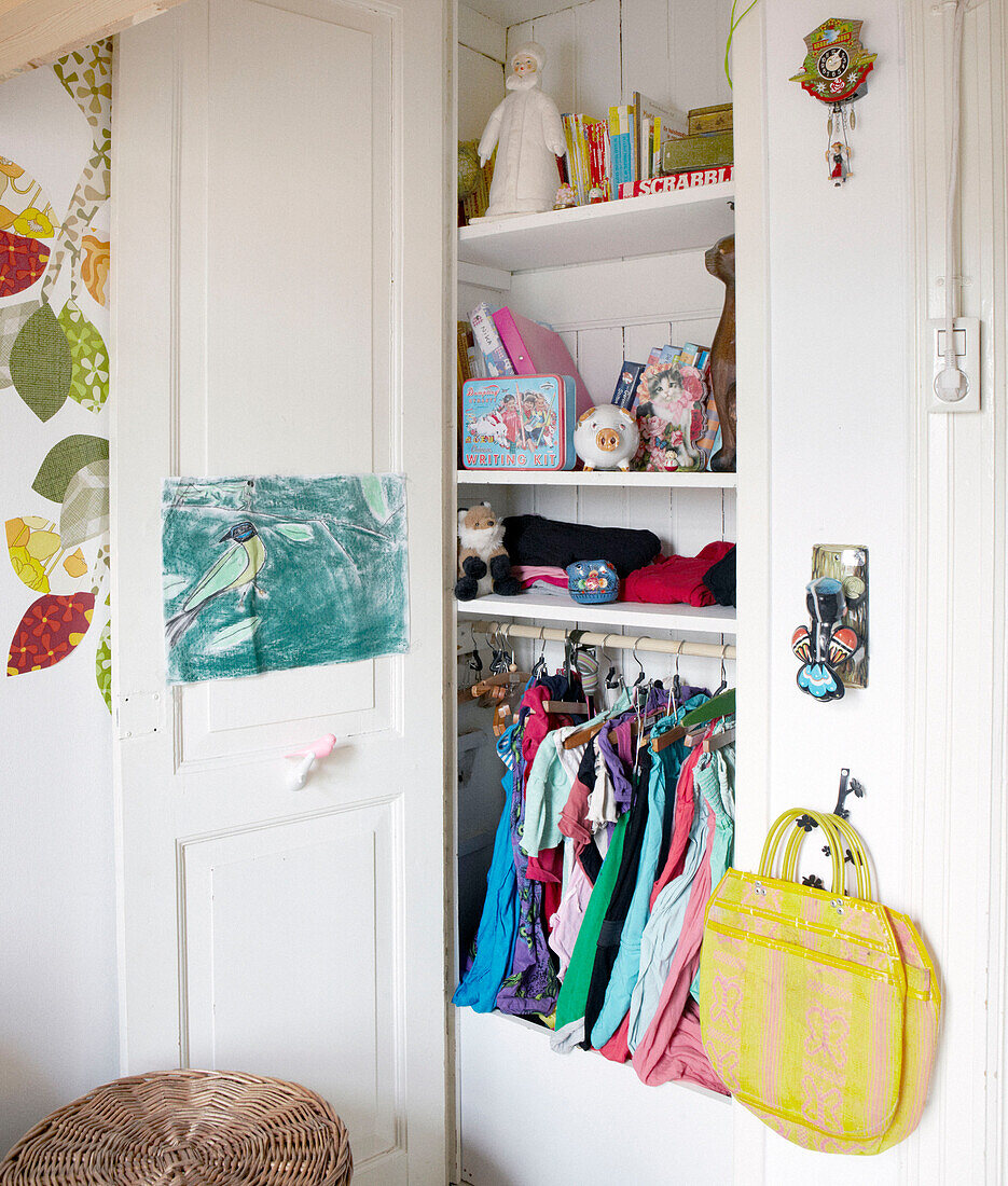 Kindergarderobe und Spielzeugschrank in einem modernen Familienhaus, Amsterdam, Niederlande