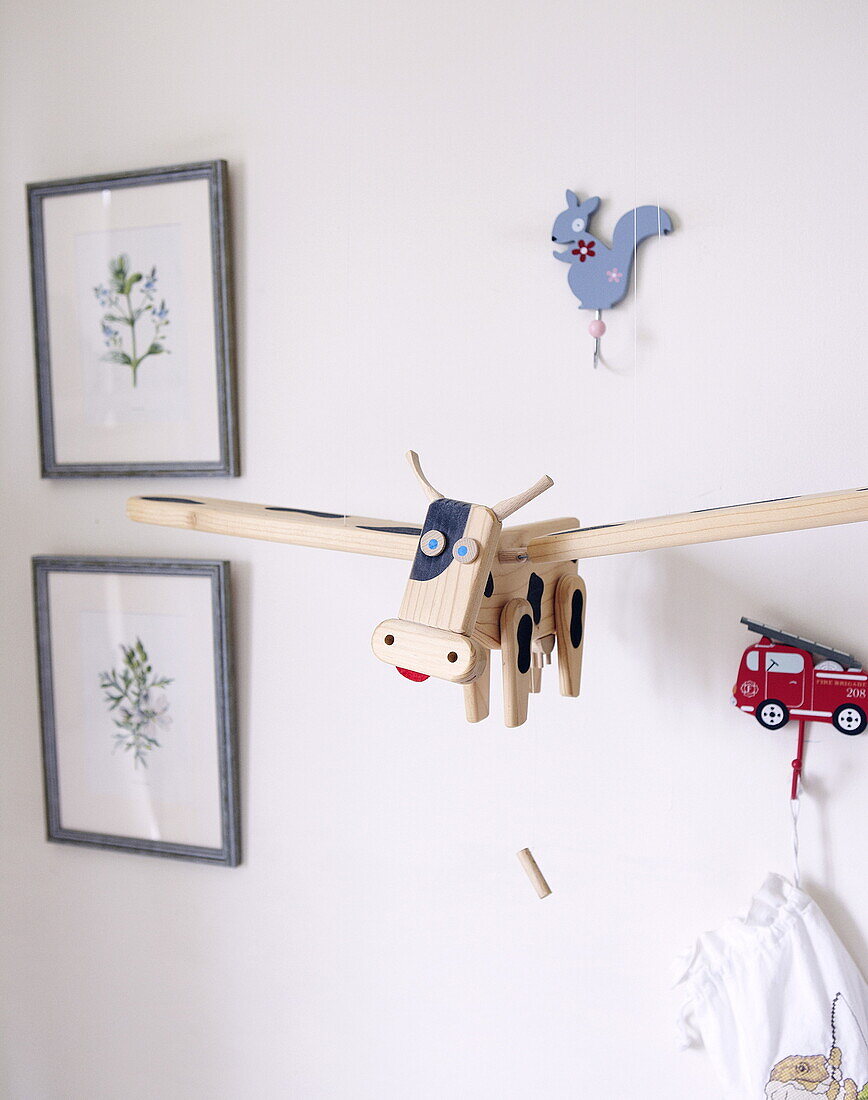 Mobile Kuh und Kunstwerk im Kinderzimmer, Oxfordshire, England, UK