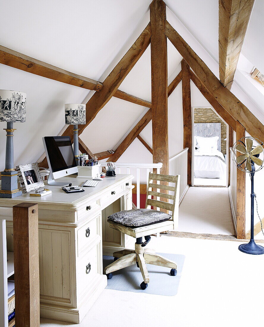 Heimbüro im Dachgebälk einer umgebauten Scheune, Oxfordshire, England, UK